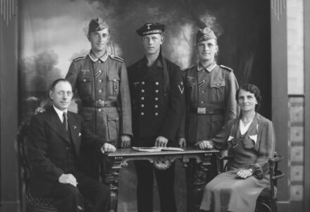 Familienportrait im Fotoatelier Franken, Zweiter Weltkrieg (SAE)