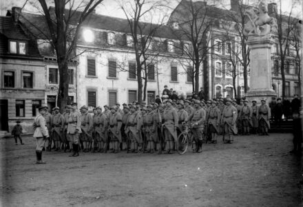 Französische Besatzer vor dem Kriegerdenkmal, um 1918 (SAE)